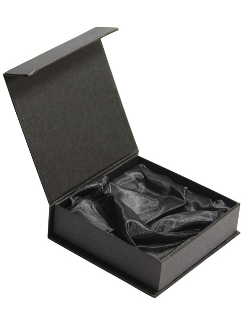 B130-BLACK  Etui na medal 50/60/70/80mm - wnętrze-atłas, kolor czarny, rozmiar 105x105x30 mm