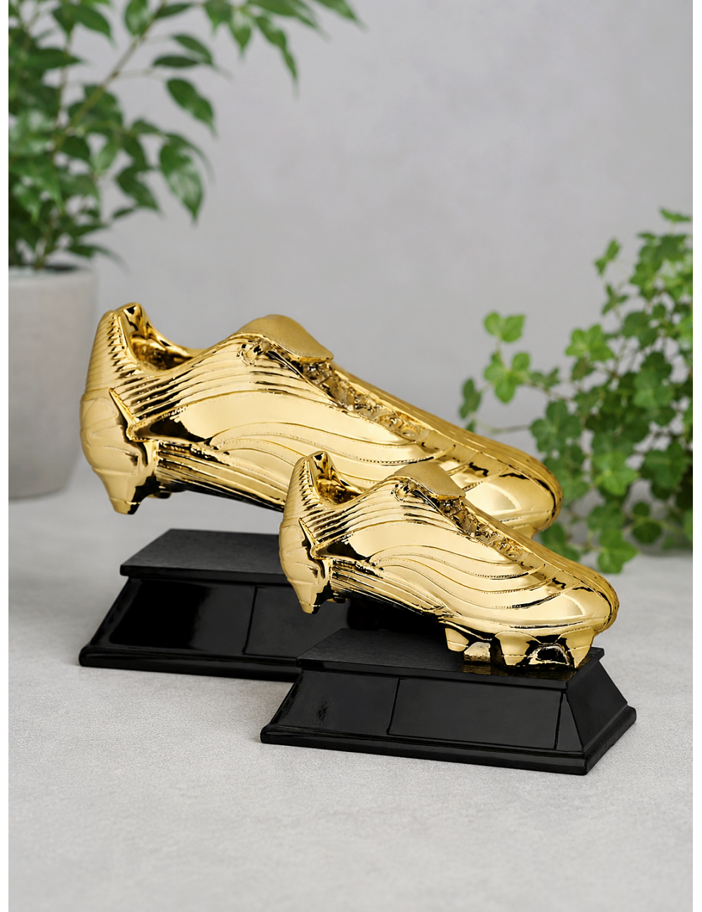 QRX044-G Statueta odlewana DUŻY BUT - PIŁKA NOŻNA, wysokość H-162mm, W-218mm